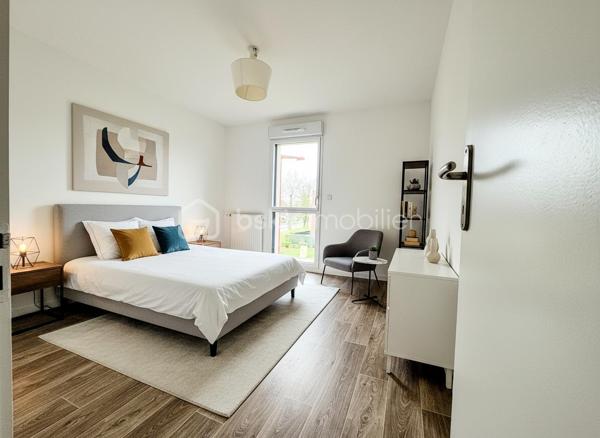 Situé au cœur de la charmante commune de Saint-Erblon, au sein d'une résidence récente et sécurisée, découvrez cet appartement de type 3 alliant confort moderne et sérénité.

Un agencement intérieur optimisé :

• Espace de vie : Une pièce de vie lumineuse et conviviale. La cuisine est à aménager, offrant une opportunité idéale pour les futurs acquéreurs de concevoir un espace culinaire sur-mesure, parfaitement adapté à leurs goûts et à leurs besoins.

• Entrée fonctionnelle : Une entrée dégagée avec placard de rangement, essentielle pour une organisation quotidienne facilitée.

• Espace Nuit : Le dégagement mène à deux chambres confortables, offrant des volumes agréables pour un couple, une petite famille ou un espace bureau/télétravail.

• Sanitaires : Une salle d’eau moderne et un WC indépendant.

Le "Plus" indispensable :

• Stationnement sécurisé : Ce bien dispose d'un garage fermé (box) en sous-sol, un atout rare et précieux pour la sécurité de votre véhicule et pour du stockage complémentaire.

Pourquoi choisir Saint-Erblon ?

• Qualité de vie : Une commune à taille humaine, calme et arborée, bénéficiant de tous les commerces de proximité et services (écoles, complexes sportifs).

• Accessibilité : Accès rapide à la 4 voies et très bien desservie par le réseau de bus de la métropole rennaise (STAR).

• Potentiel : Un appartement sain, prêt à accueillir votre projet de décoration intérieure.

Contactez-moi dès maintenant pour organiser une visite et imaginer votre future cuisine dans cet appartement !