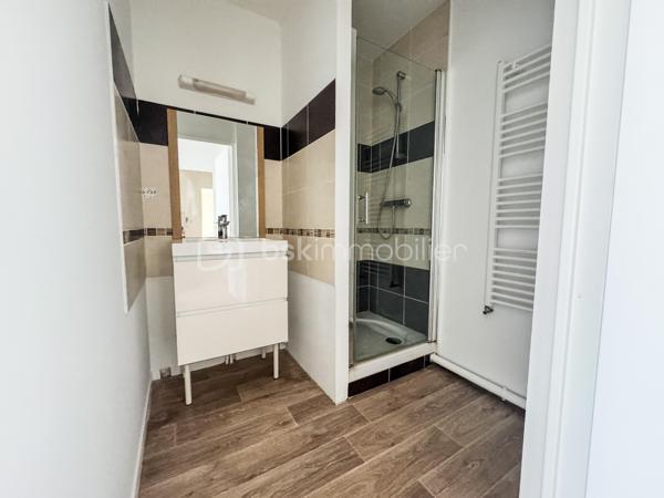 Situé au cœur de la charmante commune de Saint-Erblon, au sein d'une résidence récente et sécurisée, découvrez cet appartement de type 3 alliant confort moderne et sérénité.

Un agencement intérieur optimisé :

• Espace de vie : Une pièce de vie lumineuse et conviviale. La cuisine est à aménager, offrant une opportunité idéale pour les futurs acquéreurs de concevoir un espace culinaire sur-mesure, parfaitement adapté à leurs goûts et à leurs besoins.

• Entrée fonctionnelle : Une entrée dégagée avec placard de rangement, essentielle pour une organisation quotidienne facilitée.

• Espace Nuit : Le dégagement mène à deux chambres confortables, offrant des volumes agréables pour un couple, une petite famille ou un espace bureau/télétravail.

• Sanitaires : Une salle d’eau moderne et un WC indépendant.

Le "Plus" indispensable :

• Stationnement sécurisé : Ce bien dispose d'un garage fermé (box) en sous-sol, un atout rare et précieux pour la sécurité de votre véhicule et pour du stockage complémentaire.

Pourquoi choisir Saint-Erblon ?

• Qualité de vie : Une commune à taille humaine, calme et arborée, bénéficiant de tous les commerces de proximité et services (écoles, complexes sportifs).

• Accessibilité : Accès rapide à la 4 voies et très bien desservie par le réseau de bus de la métropole rennaise (STAR).

• Potentiel : Un appartement sain, prêt à accueillir votre projet de décoration intérieure.

Contactez-moi dès maintenant pour organiser une visite et imaginer votre future cuisine dans cet appartement !