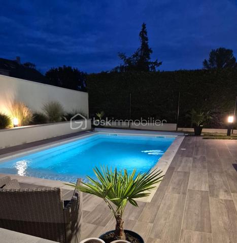 REBECCA SEBARG – BSK IMMOBILIER a le plaisir de vous présenter cette superbe propriété coup de cœur de 227 m² habitables sur environ 670 m² de terrain, au calme d’un quartier résidentiel très recherché, à proximité immédiate des écoles, commerces et de la forêt.
À 20 min de Gare de Lyon par le RER D (également accessible par le RER A) et 25 min de Bercy en voiture.

Des volumes d’exception, une atmosphère raffinée!

Dès l’entrée, le ton est donné : hall cathédrale baigné de lumière, ouvrant sur un triple séjour élégant avec cheminée : un véritable espace de réception prolongeant la vie intérieure vers la terrasse et la piscine extérieure chauffée (installation fin 2022).
La cuisine semi-ouverte, entièrement aménagée et équipée, offre un agréable espace repas. En continuité : buanderie / chaufferie et accès direct au garage isolé d'environ 25 m², doté d’une porte motorisée.

Le rez-de-chaussée comprend également deux grandes chambres avec rangements sur mesure, une salle d’eau, et des WC séparés avec lave-mains.

UN ÉTAGE FAMILIAL PARFAITEMENT AGENCÉ:
À l’étage, un large palier dessert quatre belles chambres, dont une suite parentale avec dressing et salle de bain complète (baignoire, douche et WC). 
S’ajoutent une deuxième salle de bain avec WC, des WC indépendants et de nombreux rangements.

UN EXTÉRIEUR PRÊT À VOUS ACCUEILLIR:
Terrasse, jardin paysager, trois places de stationnement privatives (refaites en décembre 2022), clôture neuve, et surtout une piscine chauffée (6,5 × 3,7 × 1,5 m) pour savourer les beaux jours en toute sérénité. 
Un abri de jardin abrite la machinerie de piscine.

ATOUTS PREMIUM & CONFORT DURABLE:
    •   Piscine chauffée installée fin 2022
    •    Menuiseries PVC avec revêtement aluminium, double vitrage pour une isolation optimale
    •    Volets roulants électriques récents sur l’ensemble
    •    Tableau électrique refait en 2020
    •    Chaudière gaz récente (2021)
    •    Adoucisseur d’eau
    •    Store banne électrique pour la terrasse
    •    Garage isolé & motorisé
    •    Terrasse, clôture et parkings refaits en 2022

Prestations impeccables, entretien exemplaire : aucun travaux à prévoir!
Vous n’avez plus qu’à poser vos valises et profiter d’un bien à la fois familial et HAUT DE GAMME!!

📞 Opportunité rare ! Contactez REBECCA SEBARG dès maintenant pour organiser votre visite.
