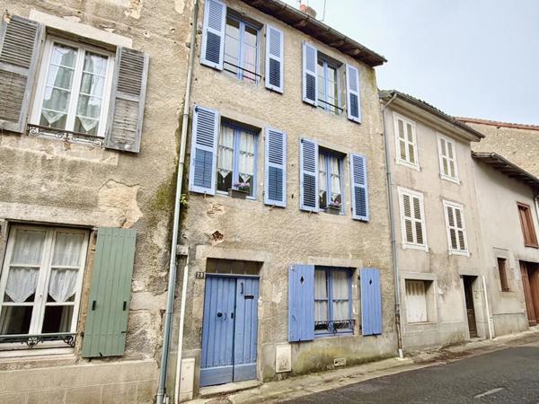 Grande maison de ville rénovée, dont l'âme authentique a été préservée.
