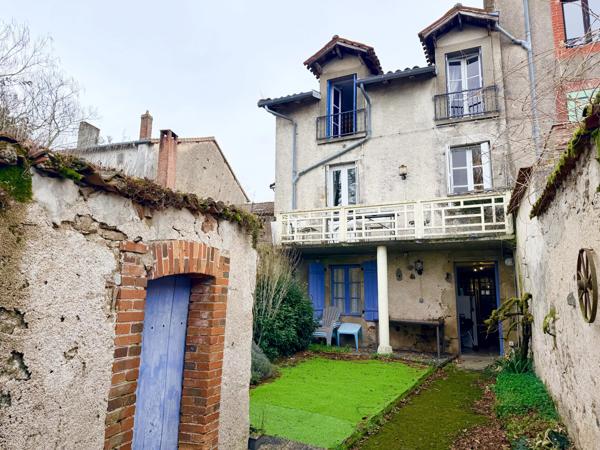 Grande maison de ville rénovée, dont l'âme authentique a été préservée.