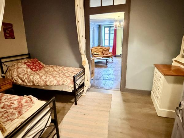 Grande maison de ville rénovée, dont l'âme authentique a été préservée.