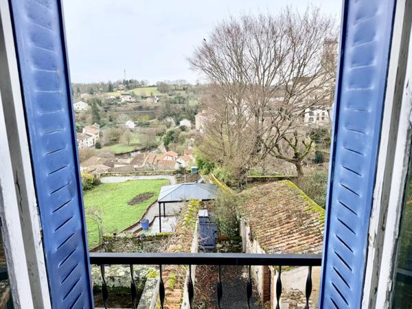 Grande maison de ville rénovée, dont l'âme authentique a été préservée.