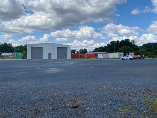 Local artisanal et bureaux à louer DOMPIERRE SUR BESBRE (03) 20 min Moulins