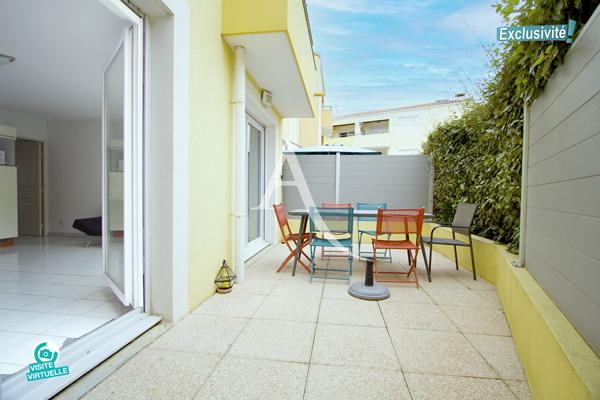 PÉROLS - CENTRE VILLE - APPARTEMENT TRAVERSANT 3 PIÈCES MEUBLÉ - 57 M2 - GARAGE FERMÉ (BOX) + TERRASSE + LOGGIA