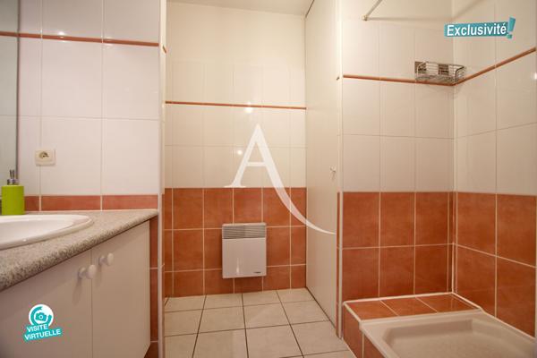 PÉROLS - CENTRE VILLE - APPARTEMENT TRAVERSANT 3 PIÈCES MEUBLÉ - 57 M2 - GARAGE FERMÉ (BOX) + TERRASSE + LOGGIA