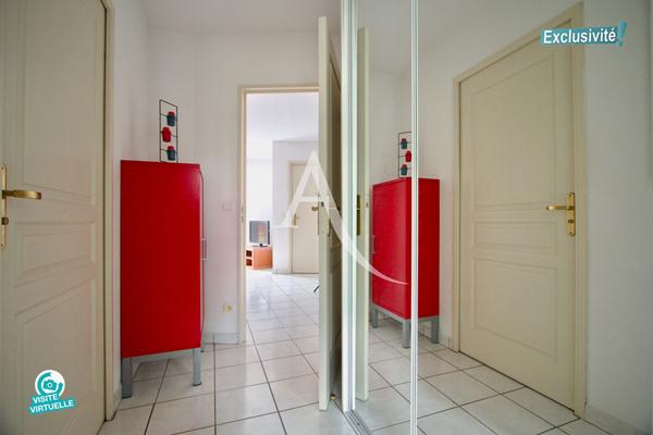 PÉROLS - CENTRE VILLE - APPARTEMENT TRAVERSANT 3 PIÈCES MEUBLÉ - 57 M2 - GARAGE FERMÉ (BOX) + TERRASSE + LOGGIA