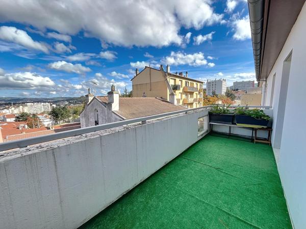Appartement T4 avec terrasse balcon , grand garagea 2 pas de la gare de chateaucreux