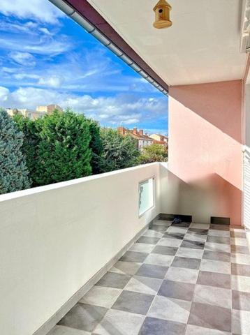 Appartement T4 avec terrasse balcon , grand garagea 2 pas de la gare de chateaucreux