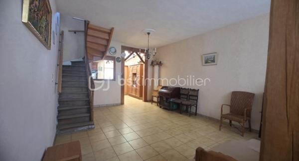 Au cœur du quartier Saint Anne, à une dizaine de minutes à pied du centre ville.

Nous vous proposons cette maison Amiénoise idéalement située, dans une rue calme à sens unique, proche des commodités.

Elle se compose : 

Au RDC :
- Une entrée avec dégagement 
- Un beau séjour traversant 
- Une cuisine en chêne équipée 
- Une salle d'eau avec douche, vasque et wc.

Au 1èr étage : 

- Un palier desservant une chambre au beau volume.
- Une salle de bain avec baignoire, double vasque et wc (Pièce à rénover) 
 
Au 2ème et dernier étage

- Deux chambres dont l'une disposant d'un point d'eau.

La maison dispose d'une terrasse extérieure bien exposée.

Une cave saine.

Points positifs :

Secteur recherché, chauffage centrale, menuiseries déjà remplacées, DPE D.

Quelques travaux d'amélioration sont à prévoir.

Idéal pour famille désirant s'installer proche des établissements scolaires, gare SNCF, centre ville.

Pour toutes questions n'hésitez pas à nous contacter Benoît 06/ 72/ 72/ 36 /54 ou Aurélien 06 / 26 / 85 /36 72.