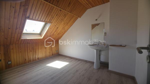 Au cœur du quartier Saint Anne, à une dizaine de minutes à pied du centre ville.

Nous vous proposons cette maison Amiénoise idéalement située, dans une rue calme à sens unique, proche des commodités.

Elle se compose : 

Au RDC :
- Une entrée avec dégagement 
- Un beau séjour traversant 
- Une cuisine en chêne équipée 
- Une salle d'eau avec douche, vasque et wc.

Au 1èr étage : 

- Un palier desservant une chambre au beau volume.
- Une salle de bain avec baignoire, double vasque et wc (Pièce à rénover) 
 
Au 2ème et dernier étage

- Deux chambres dont l'une disposant d'un point d'eau.

La maison dispose d'une terrasse extérieure bien exposée.

Une cave saine.

Points positifs :

Secteur recherché, chauffage centrale, menuiseries déjà remplacées, DPE D.

Quelques travaux d'amélioration sont à prévoir.

Idéal pour famille désirant s'installer proche des établissements scolaires, gare SNCF, centre ville.

Pour toutes questions n'hésitez pas à nous contacter Benoît 06/ 72/ 72/ 36 /54 ou Aurélien 06 / 26 / 85 /36 72.