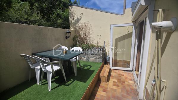 Au cœur du quartier Saint Anne, à une dizaine de minutes à pied du centre ville.

Nous vous proposons cette maison Amiénoise idéalement située, dans une rue calme à sens unique, proche des commodités.

Elle se compose : 

Au RDC :
- Une entrée avec dégagement 
- Un beau séjour traversant 
- Une cuisine en chêne équipée 
- Une salle d'eau avec douche, vasque et wc.

Au 1èr étage : 

- Un palier desservant une chambre au beau volume.
- Une salle de bain avec baignoire, double vasque et wc (Pièce à rénover) 
 
Au 2ème et dernier étage

- Deux chambres dont l'une disposant d'un point d'eau.

La maison dispose d'une terrasse extérieure bien exposée.

Une cave saine.

Points positifs :

Secteur recherché, chauffage centrale, menuiseries déjà remplacées, DPE D.

Quelques travaux d'amélioration sont à prévoir.

Idéal pour famille désirant s'installer proche des établissements scolaires, gare SNCF, centre ville.

Pour toutes questions n'hésitez pas à nous contacter Benoît 06/ 72/ 72/ 36 /54 ou Aurélien 06 / 26 / 85 /36 72.