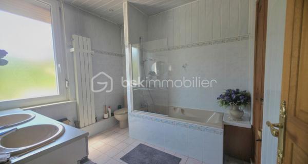 Au cœur du quartier Saint Anne, à une dizaine de minutes à pied du centre ville.

Nous vous proposons cette maison Amiénoise idéalement située, dans une rue calme à sens unique, proche des commodités.

Elle se compose : 

Au RDC :
- Une entrée avec dégagement 
- Un beau séjour traversant 
- Une cuisine en chêne équipée 
- Une salle d'eau avec douche, vasque et wc.

Au 1èr étage : 

- Un palier desservant une chambre au beau volume.
- Une salle de bain avec baignoire, double vasque et wc (Pièce à rénover) 
 
Au 2ème et dernier étage

- Deux chambres dont l'une disposant d'un point d'eau.

La maison dispose d'une terrasse extérieure bien exposée.

Une cave saine.

Points positifs :

Secteur recherché, chauffage centrale, menuiseries déjà remplacées, DPE D.

Quelques travaux d'amélioration sont à prévoir.

Idéal pour famille désirant s'installer proche des établissements scolaires, gare SNCF, centre ville.

Pour toutes questions n'hésitez pas à nous contacter Benoît 06/ 72/ 72/ 36 /54 ou Aurélien 06 / 26 / 85 /36 72.