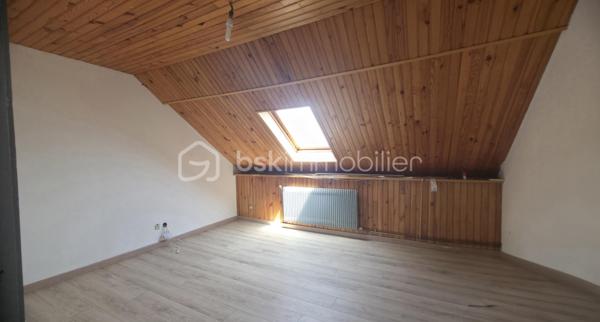 Au cœur du quartier Saint Anne, à une dizaine de minutes à pied du centre ville.

Nous vous proposons cette maison Amiénoise idéalement située, dans une rue calme à sens unique, proche des commodités.

Elle se compose : 

Au RDC :
- Une entrée avec dégagement 
- Un beau séjour traversant 
- Une cuisine en chêne équipée 
- Une salle d'eau avec douche, vasque et wc.

Au 1èr étage : 

- Un palier desservant une chambre au beau volume.
- Une salle de bain avec baignoire, double vasque et wc (Pièce à rénover) 
 
Au 2ème et dernier étage

- Deux chambres dont l'une disposant d'un point d'eau.

La maison dispose d'une terrasse extérieure bien exposée.

Une cave saine.

Points positifs :

Secteur recherché, chauffage centrale, menuiseries déjà remplacées, DPE D.

Quelques travaux d'amélioration sont à prévoir.

Idéal pour famille désirant s'installer proche des établissements scolaires, gare SNCF, centre ville.

Pour toutes questions n'hésitez pas à nous contacter Benoît 06/ 72/ 72/ 36 /54 ou Aurélien 06 / 26 / 85 /36 72.