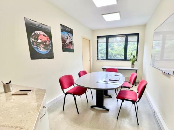 Plateaux de bureaux de 134m2 modulables + 5 places de parking privatives
