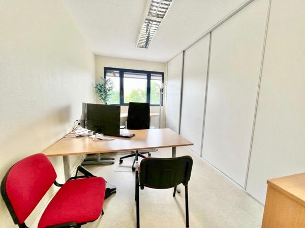 Plateaux de bureaux de 134m2 modulables + 5 places de parking privatives