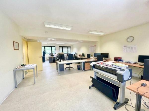 Plateaux de bureaux de 134m2 modulables + 5 places de parking privatives