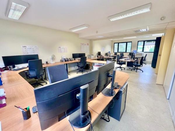 Plateaux de bureaux de 134m2 modulables + 5 places de parking privatives