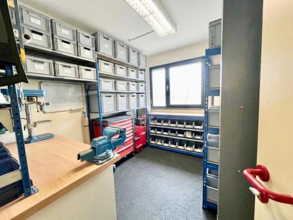 Plateaux de bureaux de 134m2 modulables + 5 places de parking privatives