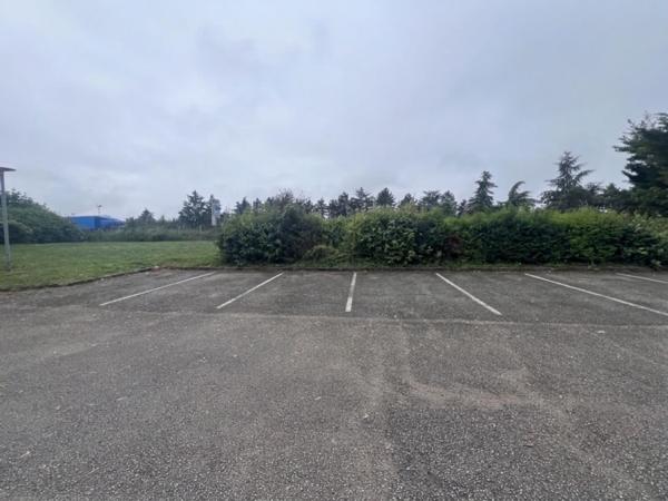 Plateaux de bureaux de 134m2 modulables + 5 places de parking privatives