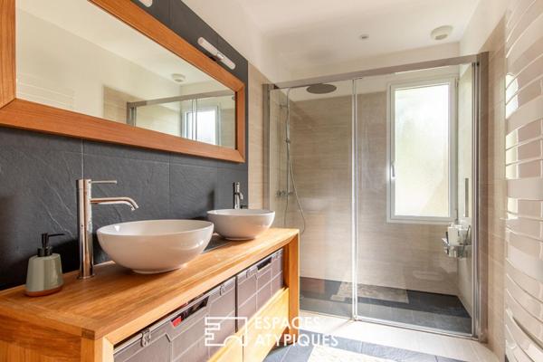 Élégante maison contemporaine entre lumière, volumes et intimité