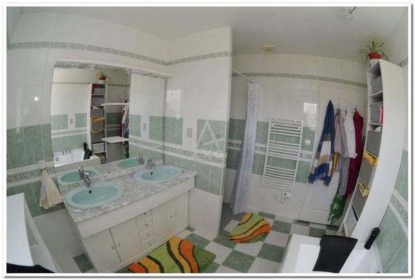 Proche ROUILLAC. Aucun travaux à prévoir pour cette maison de plain pied de type pièces sur un beau terrain de 1355 m²