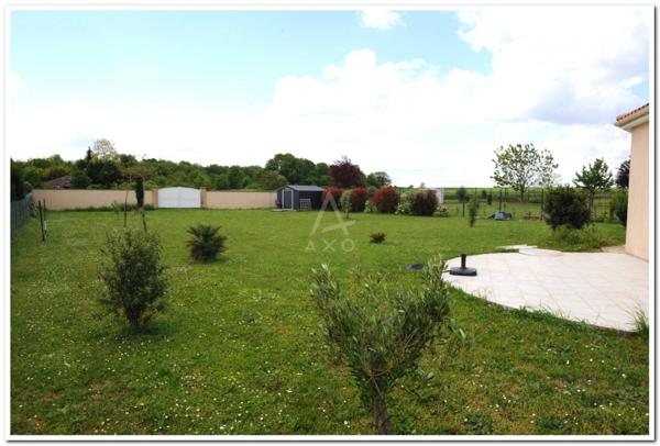 Proche ROUILLAC. Aucun travaux à prévoir pour cette maison de plain pied de type pièces sur un beau terrain de 1355 m²