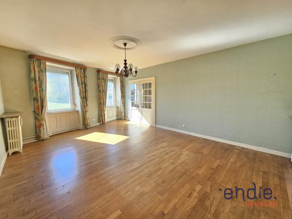 À vendre – Spacieux appartement 5 pièces de 111 m² avec extérieur, garage et caves à Valdoie.