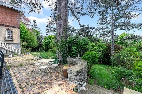 Villa avec vue, piscine et parc arboré, dépendances et maison de gardien