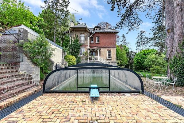 Villa avec vue, piscine et parc arboré, dépendances et maison de gardien