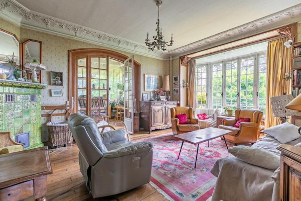 Villa avec vue, piscine et parc arboré, dépendances et maison de gardien