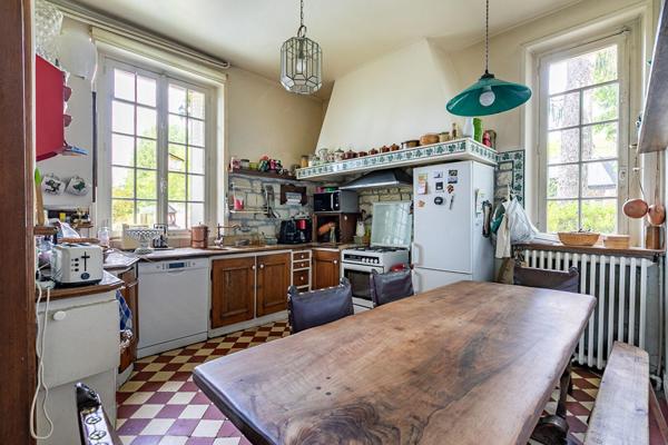 Villa avec vue, piscine et parc arboré, dépendances et maison de gardien
