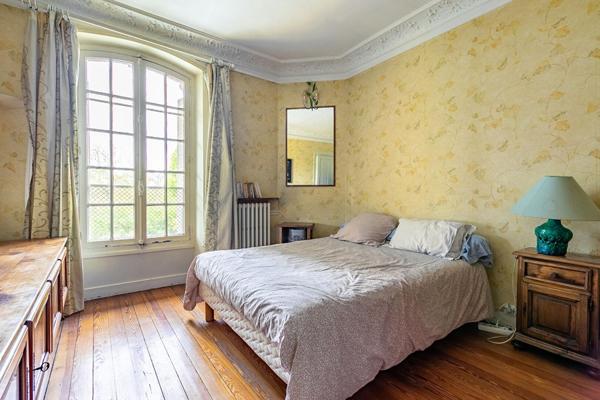 Villa avec vue, piscine et parc arboré, dépendances et maison de gardien