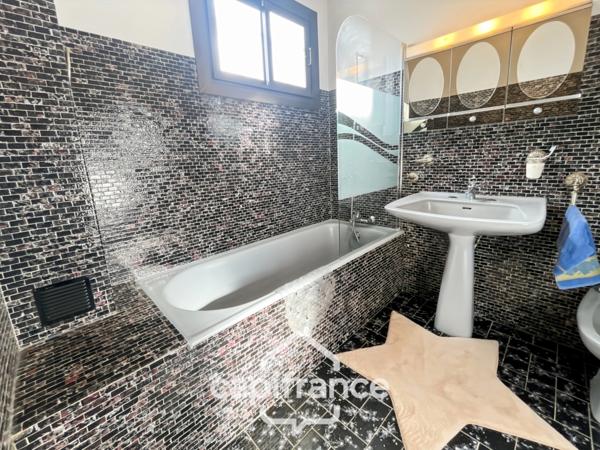 Maison familiale et polyvalente, à Ormesson-sur-Marne, au calme, 4 chambres, dépendance, 2 grands garages, terrain 496 m2