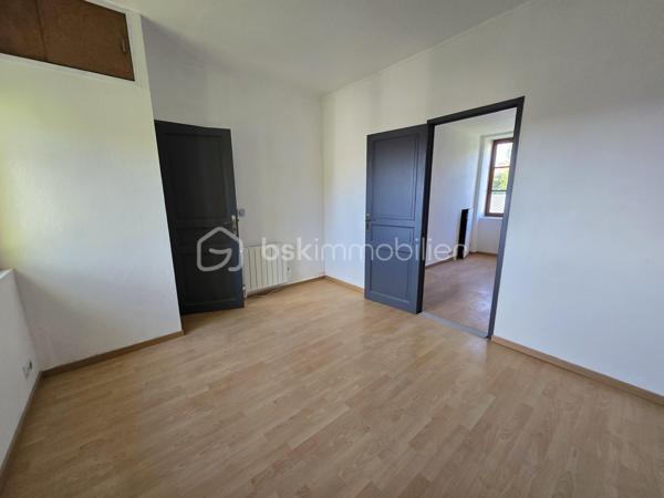 Magnifique Maison de village de 133m² à Saint Léger des Vignes 

Située dans un joli coin de campagne, à deux pas de tous les commerces, écoles et commodités du joli village de Saint Léger des vignes, vous aurez un véritable coup de coeur pour cette magnifique maison de village de 1945, d'une superficie habitable de 133m² sur 3 niveaux, composée d'une grande pièce de vie de 49m², composée d'un salon séjour et d'une cuisine aménagée et équipée, une salle de bain en rez-de-chaussée, Grand palier et 3 chambres au premier niveau, 2 chambres et salle d'eau avec wc intégré au second niveau, garage, Le tout sur un beau terrain clôturé, arboré et entretenu de 1300m².
Cette maison propose une entrée qui dessert une grande et lumineuse pièce de vie  de 49m², composée d'un espace salon séjour et d'une cuisine ouverte, aménagée et équipée. De la cuisine, une grande baie vitrée donne sur une grande terrasse de 42m².
Le rez-de-chaussée propose un wc indépendant, ainsi qu'une grande salle de bain avec baignoire et douche.
Du salon séjour, un escalier monte au premier niveau qui propose un grand palier de 19m², qui dessert trois chambres de 11, 11,5et 13m².
Un nouvel escalier mène au niveau supérieur celui ci propose deux nouvelles chambres de 17 et 27m², ainsi que d'une salle d'eau avec wc intégré.
Tous les sols de cette maison sont en carrelage (Salon séjour, cuisine, salle de bain wc) en linoléum (salle d'eau de l'étage), mais aussi en parquet (chambres), elle est composée d'un chauffage type chauffage électrique, ainsi qu'un ballon production d'eau chaude.
Elle dispose d'une isolation double vitrage PVC et de volets roulants motorisés récents ou volets bois sur toutes les pièces à vivre.
Ce pavillon dispose de combles parfaitement isolés et d'une toiture en tuiles mécaniques terre cuite en très bon état
Côté terrain, cette maison dispose d'une parcelle d'environ 1300 m² de terrain clôturé, entretenu.

Les plus de cette propriété :
La qualité générale du bien parfaitement entretenu avec des beaux volumes de pièces dont son salon séjour, sa cuisine aménagée son mode de chauffage,
son garage, ses extérieurs et sa belle vue .

Des photos supplémentaires sont disponibles sur BSK IMMOBILIER > Nos conseillers > Olivier FRESLON
Pour tout renseignement complémentaire ou pour une visite, contactez moi au 07.62.78.13.13.

Idéale pour un premier achat, cette maison est un vrai coup de cœur, une belle opportunité à saisir, elle n'attend que vous!!!