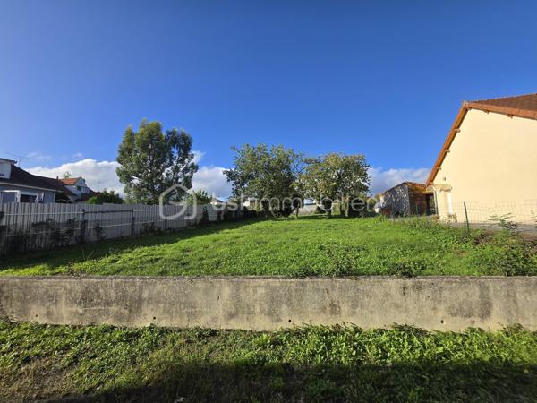 Magnifique Maison de village de 133m² à Saint Léger des Vignes 

Située dans un joli coin de campagne, à deux pas de tous les commerces, écoles et commodités du joli village de Saint Léger des vignes, vous aurez un véritable coup de coeur pour cette magnifique maison de village de 1945, d'une superficie habitable de 133m² sur 3 niveaux, composée d'une grande pièce de vie de 49m², composée d'un salon séjour et d'une cuisine aménagée et équipée, une salle de bain en rez-de-chaussée, Grand palier et 3 chambres au premier niveau, 2 chambres et salle d'eau avec wc intégré au second niveau, garage, Le tout sur un beau terrain clôturé, arboré et entretenu de 1300m².
Cette maison propose une entrée qui dessert une grande et lumineuse pièce de vie  de 49m², composée d'un espace salon séjour et d'une cuisine ouverte, aménagée et équipée. De la cuisine, une grande baie vitrée donne sur une grande terrasse de 42m².
Le rez-de-chaussée propose un wc indépendant, ainsi qu'une grande salle de bain avec baignoire et douche.
Du salon séjour, un escalier monte au premier niveau qui propose un grand palier de 19m², qui dessert trois chambres de 11, 11,5et 13m².
Un nouvel escalier mène au niveau supérieur celui ci propose deux nouvelles chambres de 17 et 27m², ainsi que d'une salle d'eau avec wc intégré.
Tous les sols de cette maison sont en carrelage (Salon séjour, cuisine, salle de bain wc) en linoléum (salle d'eau de l'étage), mais aussi en parquet (chambres), elle est composée d'un chauffage type chauffage électrique, ainsi qu'un ballon production d'eau chaude.
Elle dispose d'une isolation double vitrage PVC et de volets roulants motorisés récents ou volets bois sur toutes les pièces à vivre.
Ce pavillon dispose de combles parfaitement isolés et d'une toiture en tuiles mécaniques terre cuite en très bon état
Côté terrain, cette maison dispose d'une parcelle d'environ 1300 m² de terrain clôturé, entretenu.

Les plus de cette propriété :
La qualité générale du bien parfaitement entretenu avec des beaux volumes de pièces dont son salon séjour, sa cuisine aménagée son mode de chauffage,
son garage, ses extérieurs et sa belle vue .

Des photos supplémentaires sont disponibles sur BSK IMMOBILIER > Nos conseillers > Olivier FRESLON
Pour tout renseignement complémentaire ou pour une visite, contactez moi au 07.62.78.13.13.

Idéale pour un premier achat, cette maison est un vrai coup de cœur, une belle opportunité à saisir, elle n'attend que vous!!!