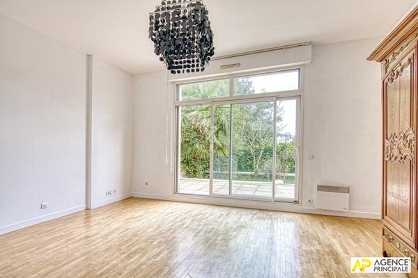 Versailles Montreuil Appartement duplex 'Esprit maison" 4 pièce(s) 68 m2 carrez rez de jardin avec terrasse/ jardin, cave et 2 places de parking en sous-sol €478 000 ** - Référence 26194