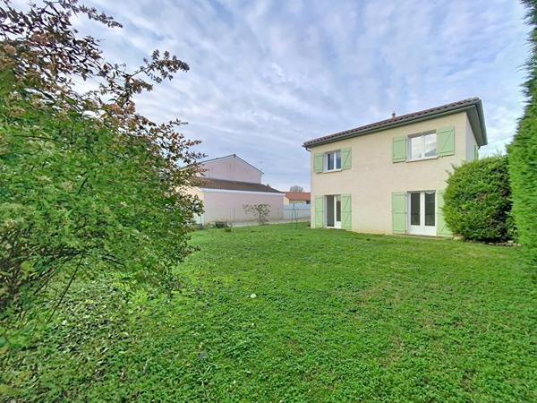 Maison individuelle , 96m2 sur terrain 384m2, trois chambres, un bureau, un garage.