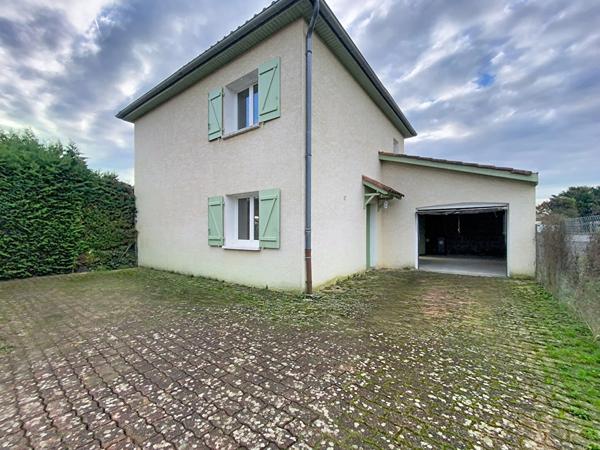 Maison individuelle , 96m2 sur terrain 384m2, trois chambres, un bureau, un garage.