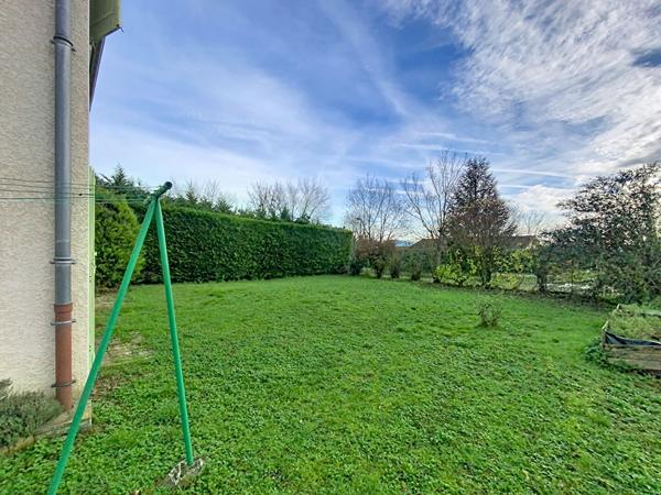 Maison individuelle , 96m2 sur terrain 384m2, trois chambres, un bureau, un garage.