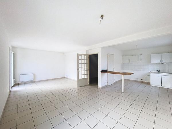 Maison individuelle , 96m2 sur terrain 384m2, trois chambres, un bureau, un garage.