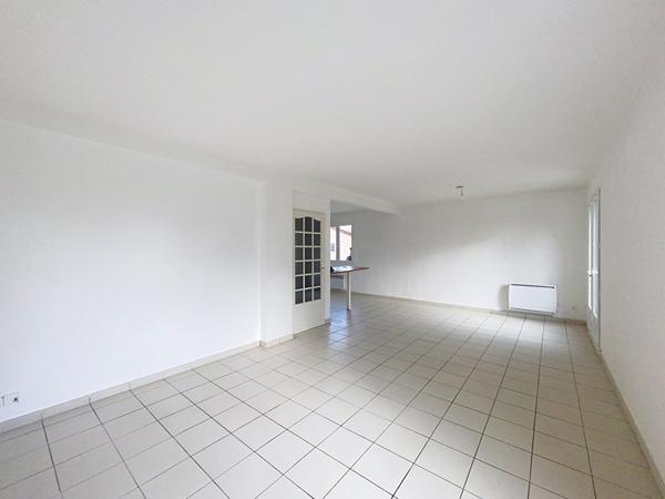 Maison individuelle , 96m2 sur terrain 384m2, trois chambres, un bureau, un garage.