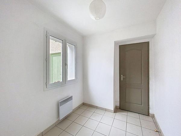 Maison individuelle , 96m2 sur terrain 384m2, trois chambres, un bureau, un garage.