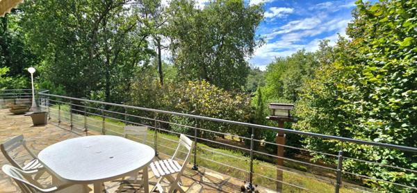 Maison individuelle de type 5, sur un terrain clos et arboré de 1316 m²