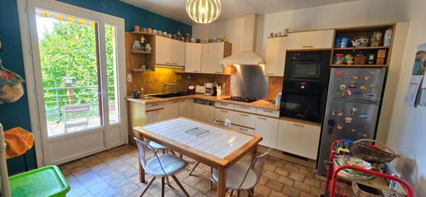 Maison individuelle de type 5, sur un terrain clos et arboré de 1316 m²