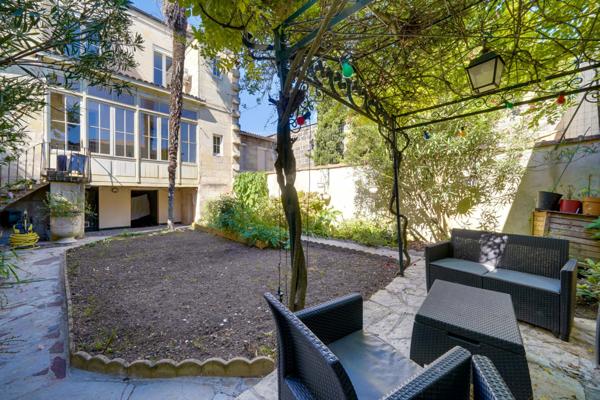 Bordeaux (33300) Maison bourgeoise 8 pièces d'environ 200m2 habitables en R+1 avec double garage, atelier et jardin