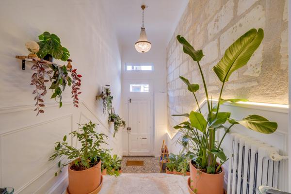 Bordeaux (33300) Maison bourgeoise 8 pièces d'environ 200m2 habitables en R+1 avec double garage, atelier et jardin