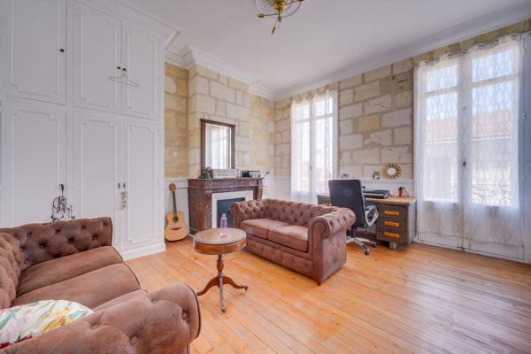 Bordeaux (33300) Maison bourgeoise 8 pièces d'environ 200m2 habitables en R+1 avec double garage, atelier et jardin