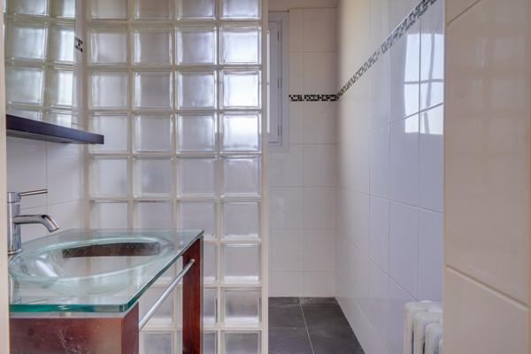 Bordeaux (33300) Maison bourgeoise 8 pièces d'environ 200m2 habitables en R+1 avec double garage, atelier et jardin