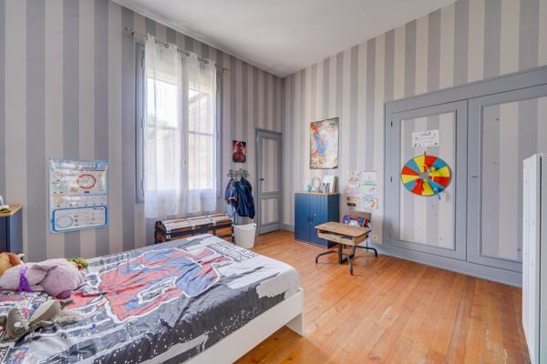 Bordeaux (33300) Maison bourgeoise 8 pièces d'environ 200m2 habitables en R+1 avec double garage, atelier et jardin